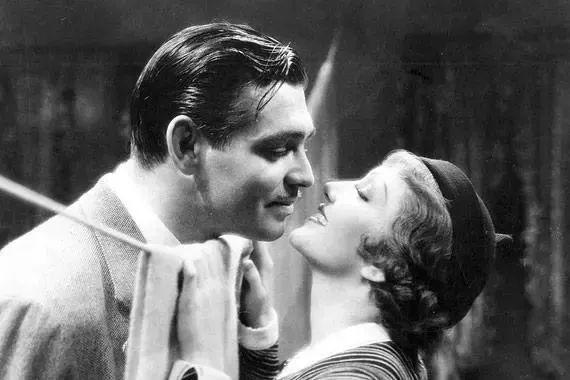 女生穿睡衣擦身体乳