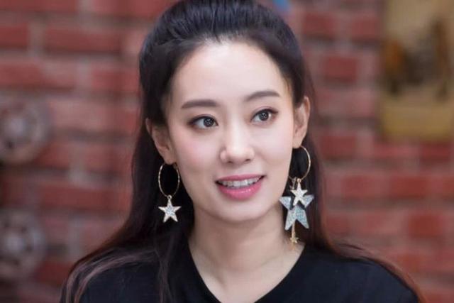 张小斐是贾玲旗下的艺人吗（张小斐是贾玲公司旗下的艺人吗）