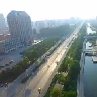 “牛人”艾贻明：高1.25米，19岁创业，22岁娶妻，34岁成亿万富豪