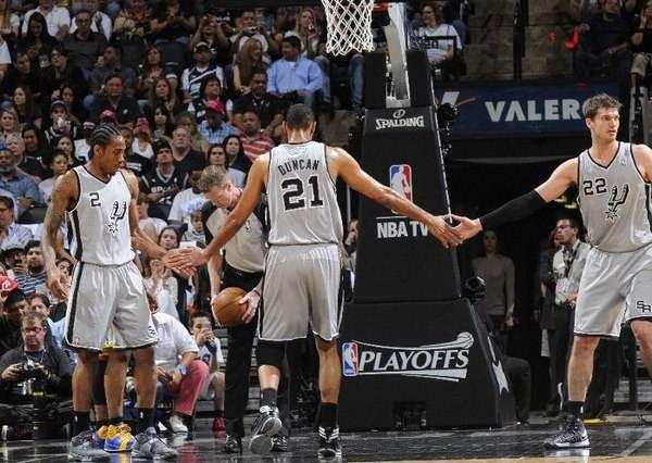 nba哪些球星有戴護踝（NBA小細節蘊含大智慧：扶隊友起來學問多，擊掌也包含科學道理）