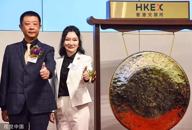 雷军移民新加坡海底捞火了掌门人身价近千亿竟海底捞老板娘近照