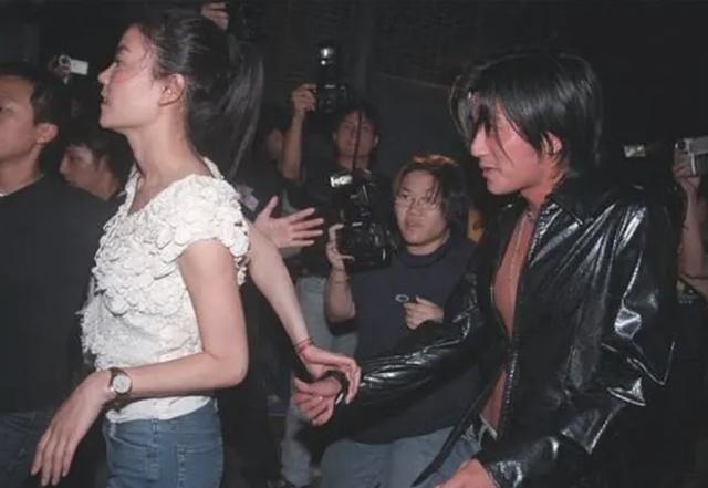 51岁李亚鹏再当爸！王菲“满脸的嫌弃”成全了老李“双重的幸福”
