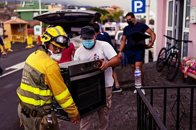 灾难！旅游胜地火山爆发，民宅被吞噬，豪宅泳池变滚锅，7000人撤离，中使馆提醒