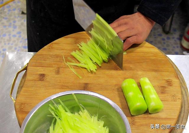 凉拌芦笋丝怎么做好吃（夏日清爽凉菜凉拌芦笋丝）(3)