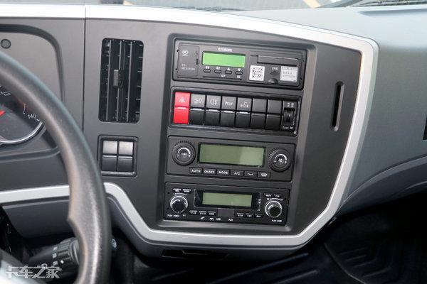 拉砂石料自卸车