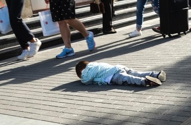 “不给我看电视，我就晒死自己”，3岁孩子已经开始威胁父母了