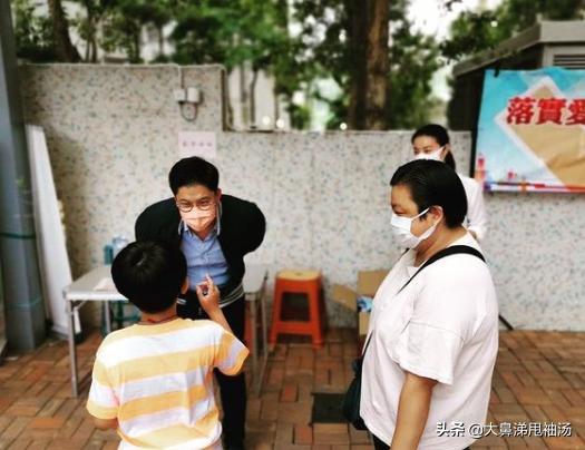 郭晶晶霍启刚在街头爱国宣传，和小朋友亲切交谈，穿着低调接地气