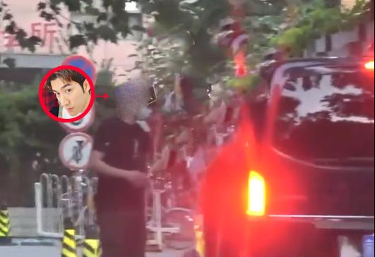 李治廷女友:李治廷携女友现身妇产医院检查，女方被曝小腹微凸疑似有孕