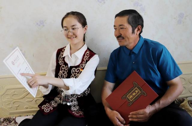 新疆女孩高考被北大錄取，高中在天津就讀，錄取分數線讓人羨慕