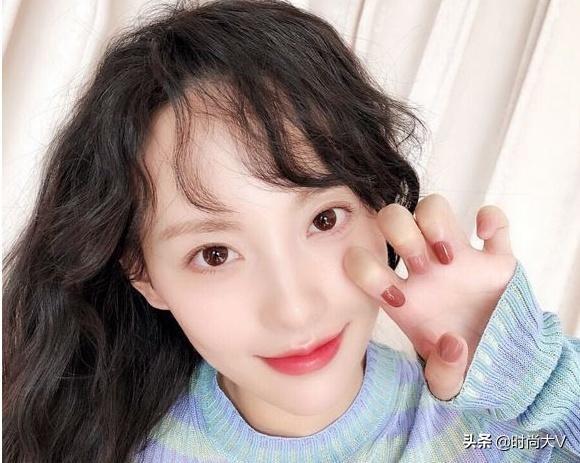 额头高圆脸适合什么发型图片（额头高圆脸适合什么发型）