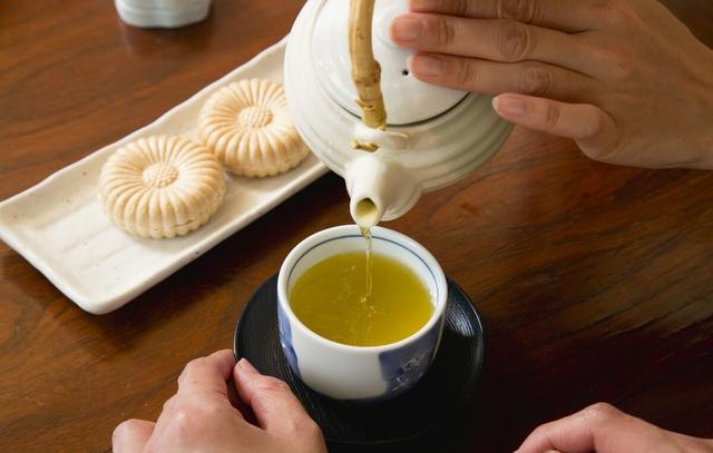 每天以茶代水有何危害？喝多少茶更科学？长期喝茶会影响健康吗？