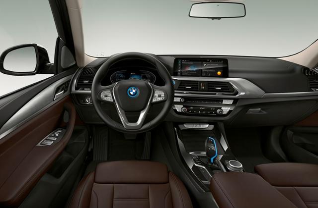 30多万买纯电车，是买特斯拉撑面子还是选择更实用的宝马？