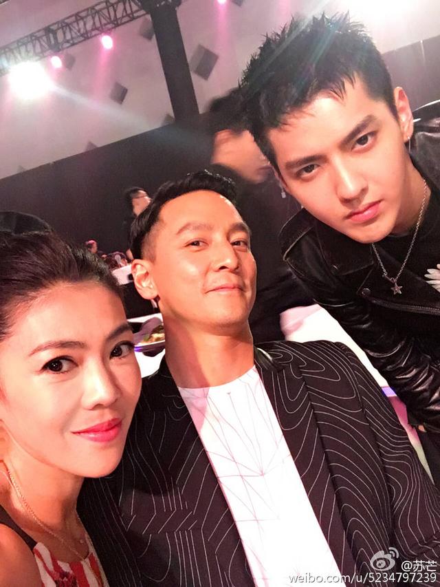 各种场合,各种合影.我们还发现,苏总很喜欢和小鲜肉吴亦凡合影.