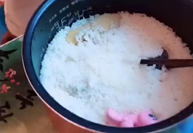 江苏一孩子把袜子放蒸好的米饭里，爸爸看到后哭笑不得：含泪吃了