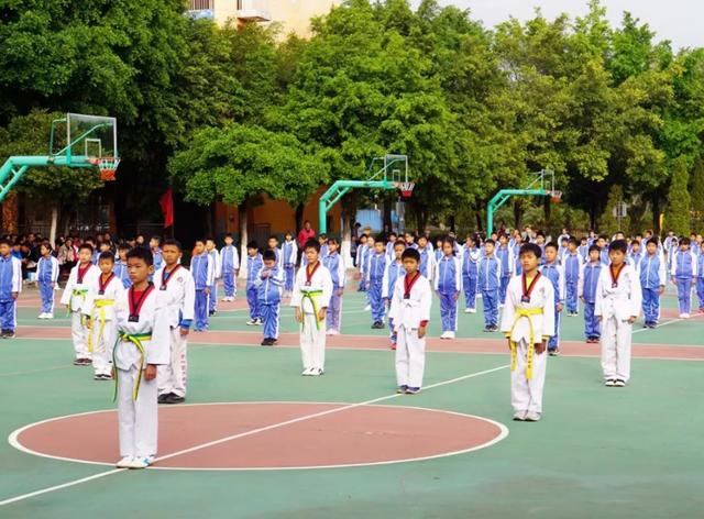 学生沉迷游戏，家长要尝试了解他的想法，用游戏里的方法教育孩子