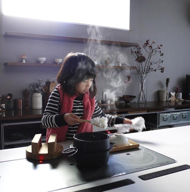 日本妈妈晒厨房里的女儿：小小年纪就在厨房忙碌，真的是可爱极了