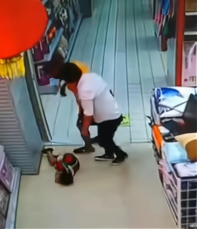 再次看到父亲坐死孩子的视频，提醒家长：要多掌握一些医学常识