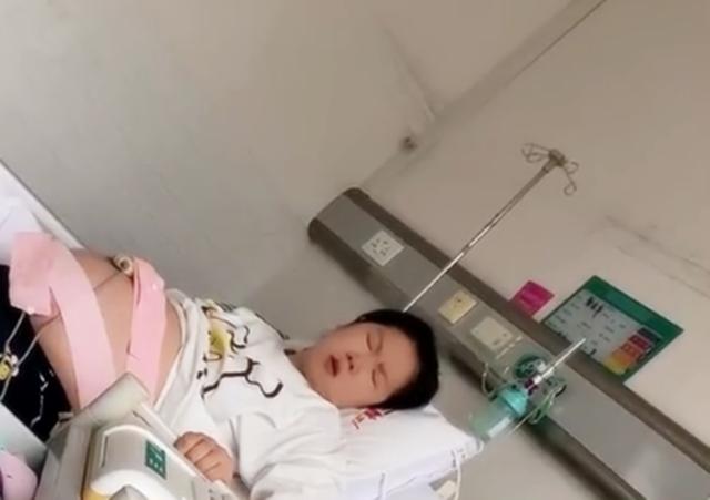 产妇上一秒宫缩疼得表情扭曲，下一秒却画风突变：疼也不忘记吃