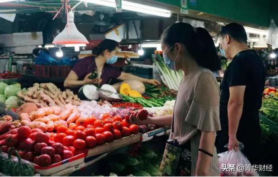 社区团购发展迅猛，菜市场将成“绝唱”？老年人菜贩该何去何从？