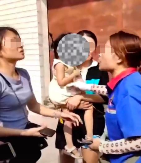 “这不是你的小孩，别走！”3岁女童被陌生男子抱走，加油站女工骑摩托车跟随成功解救女童