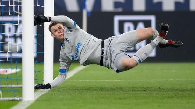 拜仁盯上多特天才了（太欺负人了！拜仁盯上沙尔克22岁妖星 挖新诺伊尔去当2号门将）