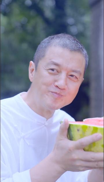 欠债4000万后，50岁的李亚鹏又开始折腾了，半个月内两度被骂