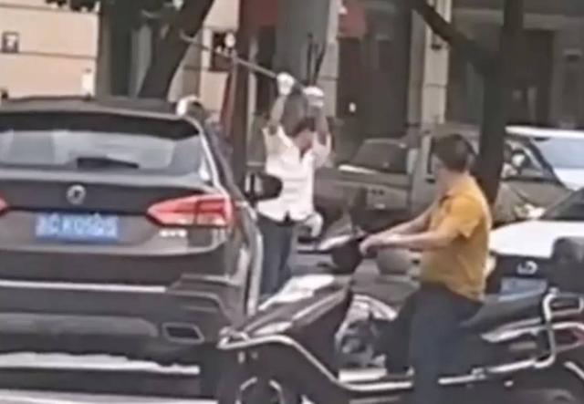 浙江一男子当街持棍打死他人：疑因感情纠纷故意驾车撞人，警方追捕中