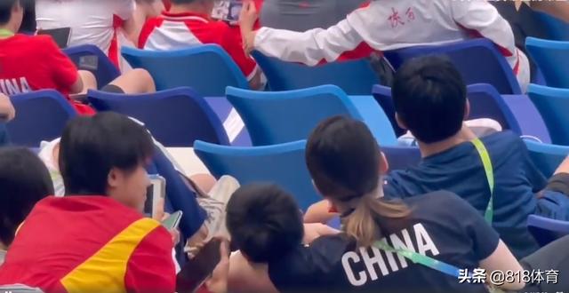 团宠！全红婵和师姐赖诗韵一起看比赛，躺在师姐怀中享受面部护理