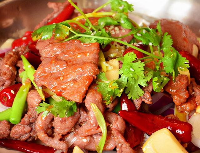 今年气温提前下降，孩子吃干锅菜，可以御寒保暖