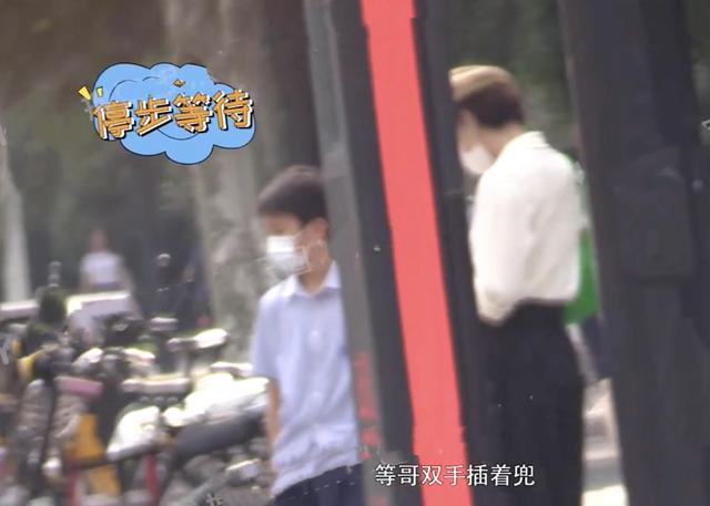 孙俪接儿女放学，戴贝雷帽穿搭时尚，等等高冷小花蹦蹦跳跳很活泼