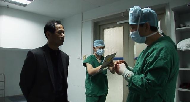 生门：33岁产妇拼命生三胎，全身换血4次，只想为丈夫诞下一子