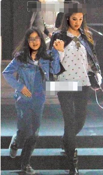 孙志浩:贾静雯女儿过16岁生日，生父孙志浩与后妈出镜，吻其脸颊显亲密