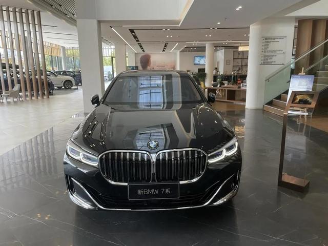 新宝马760亮相(宝马新一代760)