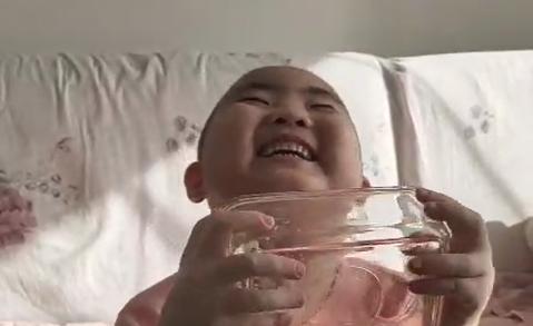 5岁女童苦苦哀求：“妈妈，不要留我一个人！”