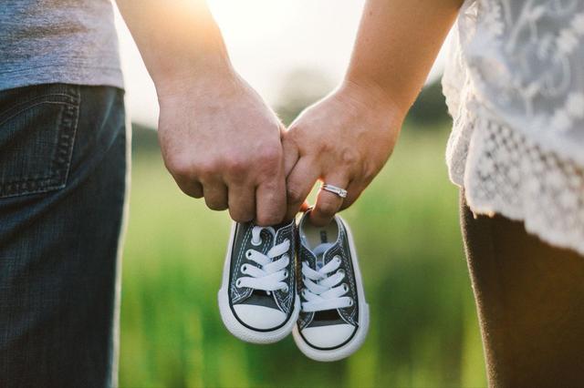 埃里克森人格发展八个阶段（埃里克森硬核心理学：揭秘人的一生到底哪个阶段最重要？）