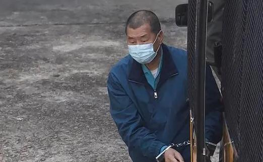 黎智英的妻子李韵琴,幼子黎顺恩及女儿今早到场探监,3人现身时眉头