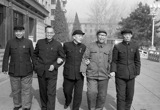 抗美援朝战争中，功德林7名战犯做了什么事，主席表扬了他们