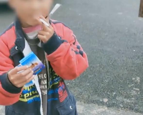 小孩买仿烟糖模仿成人抽烟，拍摄者：容易误导孩子