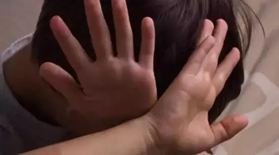 澳大利亚移民家暴用衣架抽打自闭症幼子澳洲华人父爸爸把孩子摁在床上
