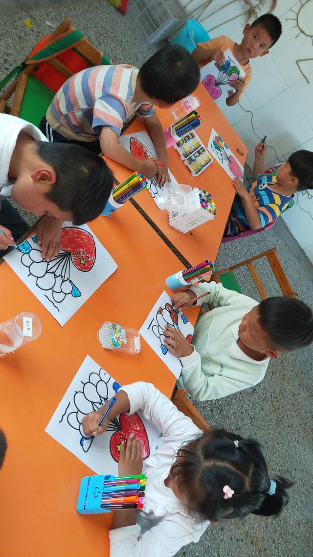 欢度国庆––魏庙镇房村幼儿园