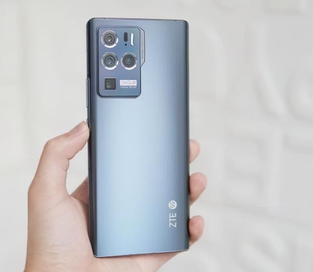 6400万四摄无奈加速退场，重回3998！66W+曲面屏