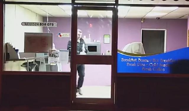 英国女子45岁生娃21个，怀孕就生下来，家里像幼儿园