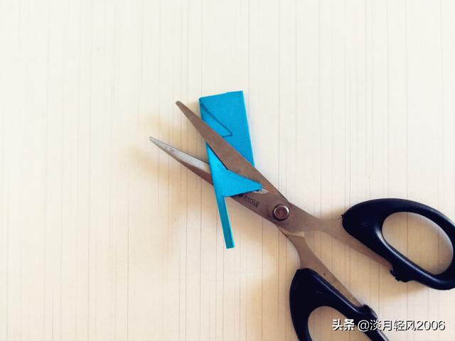 幼儿园手工，简单剪纸，用一张纸剪松树，好学又好看