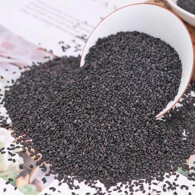 小雪后女人要多吃“3红3黑”，少吃2样，营养充足增强抵抗力