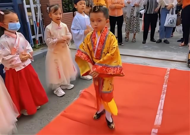 江苏幼儿园举行汉服活动，男孩身披黄袍超抢眼，家长吐槽没必要