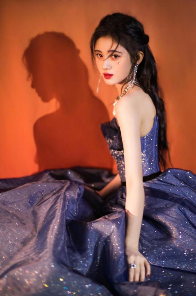 鞠婧祎暗黑系(鞠婧祎暗黑系列黑色礼服-天晟网