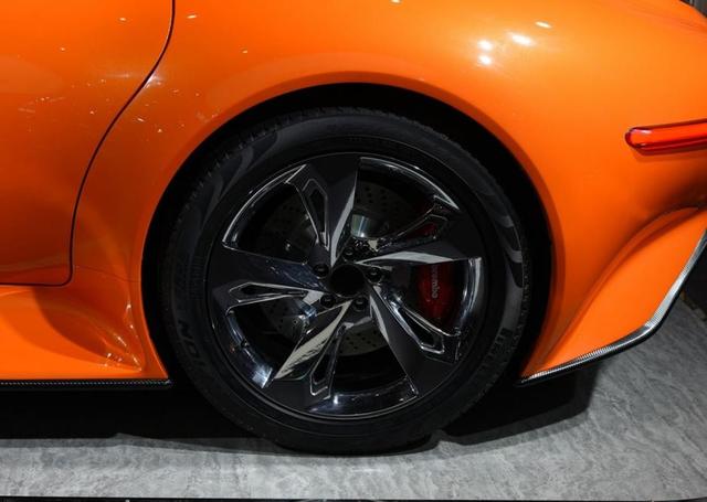 松散机车整了一台“保时捷”，续航可达800km，3.8S即可破百