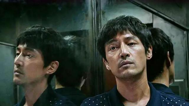 要变天了，娱乐圈迎来“虎头铡”，只有潮水退去，才知道谁在裸泳
