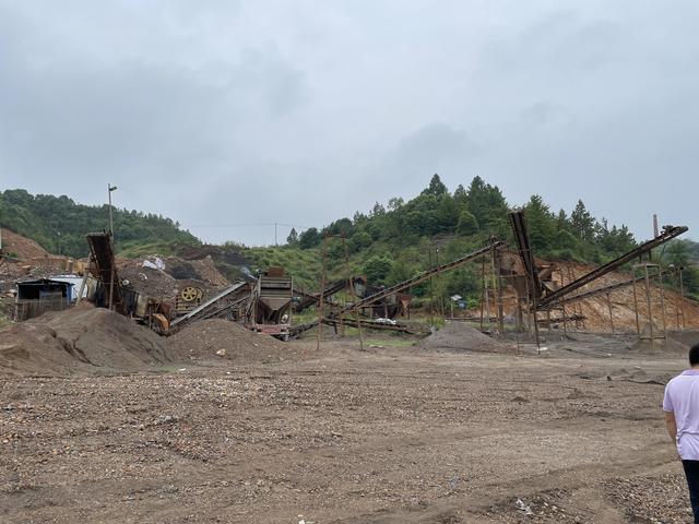 岳阳县新开镇严厉打击非法碎石厂，还老百姓青山绿水