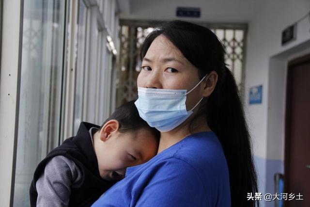 男童突然发病确诊重症，爸爸借故外出，耳聋妈妈独自带他艰难求医